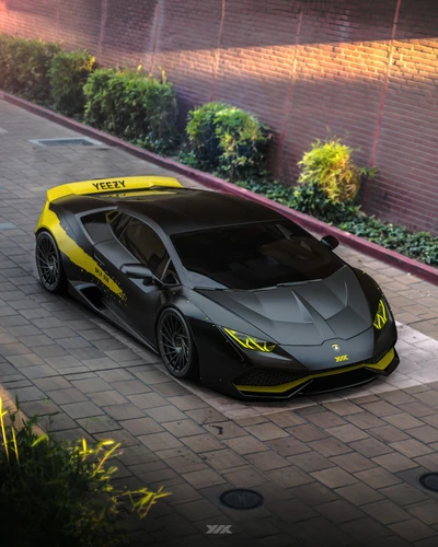 Lamborghini Huracan modifié avec des accents de design inspirés de Yeezy.