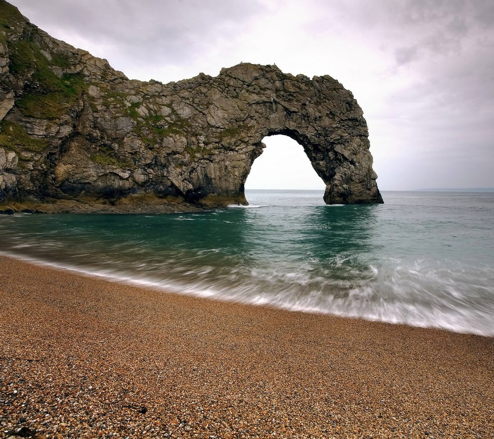 Il y a une grande formation rocheuse sur le rivage de l'océan (incroyable, naturel, monde)