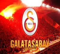 Lebhafte Galatasaray-Fanfeier mit Logo und 1905-Emblem