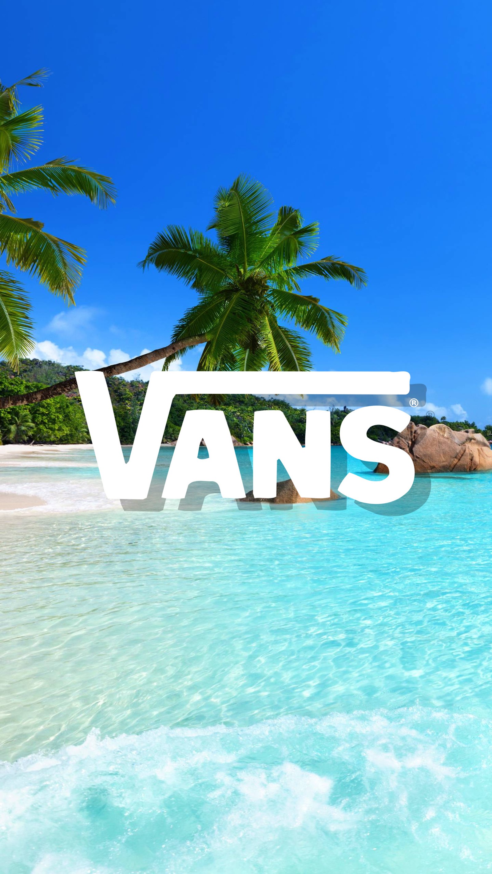 Logo de vans en una playa con palmeras y agua azul (playa, marcas, logotipo, logos, mar)