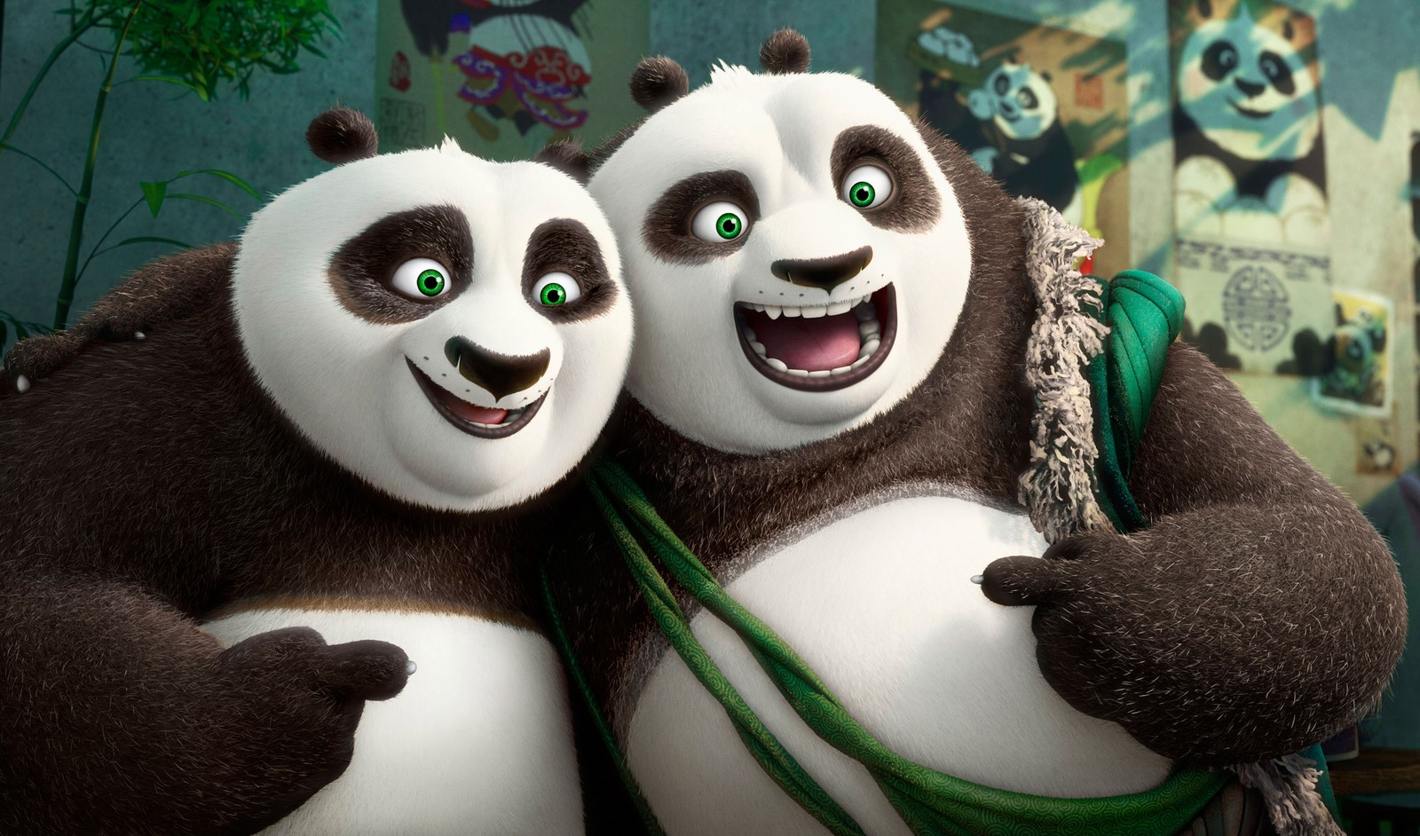 Dos pandas están de pie uno al lado del otro en una habitación (kung fu panda, hocico, panda gigante, kung fu, juguete de peluche)