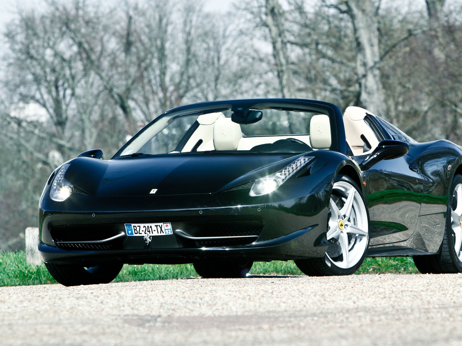 Un primer plano de un coche deportivo negro estacionado en una carretera (convertible, ferrari 458, coche deportivo, pininfarina, supercoche)