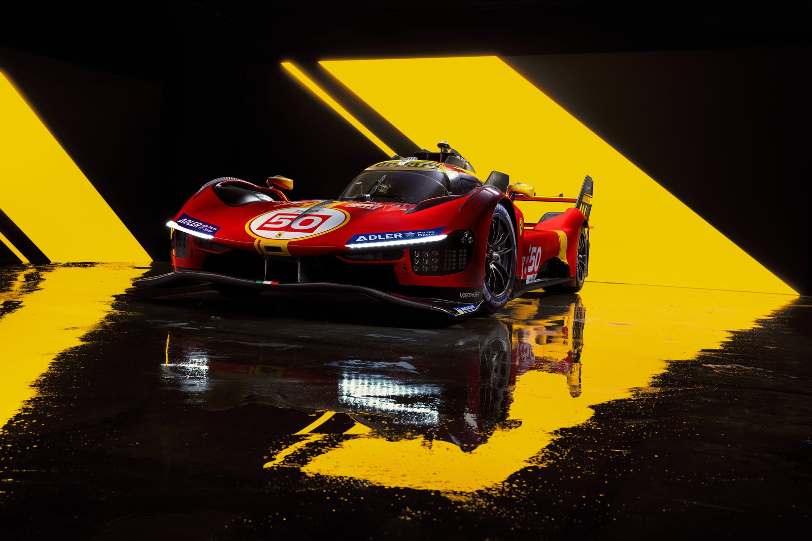 Un primer plano de un coche de carreras rojo sobre una superficie reflectante (ferrari 499p, campeonato mundial de resistencia 2023, le mans hypercar, prototipo, 5k)