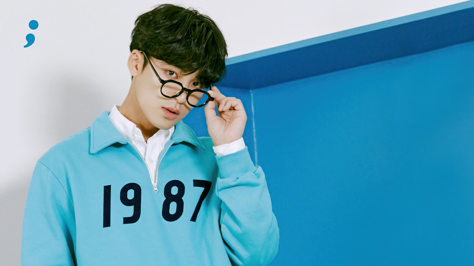 Gros plan d'une personne portant des lunettes et une veste bleue (dix sept, 세븐틴, kpop, k pop, mingyu)