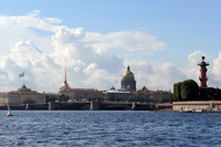 El icónico horizonte de San Petersburgo: monumentos junto al agua