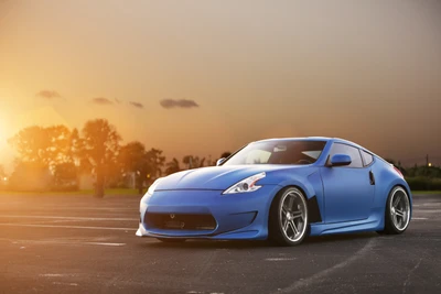 Nissan 370Z azul modificado con llantas personalizadas al atardecer