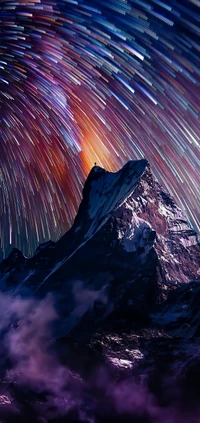 Noche estrellada sobre picos majestuosos