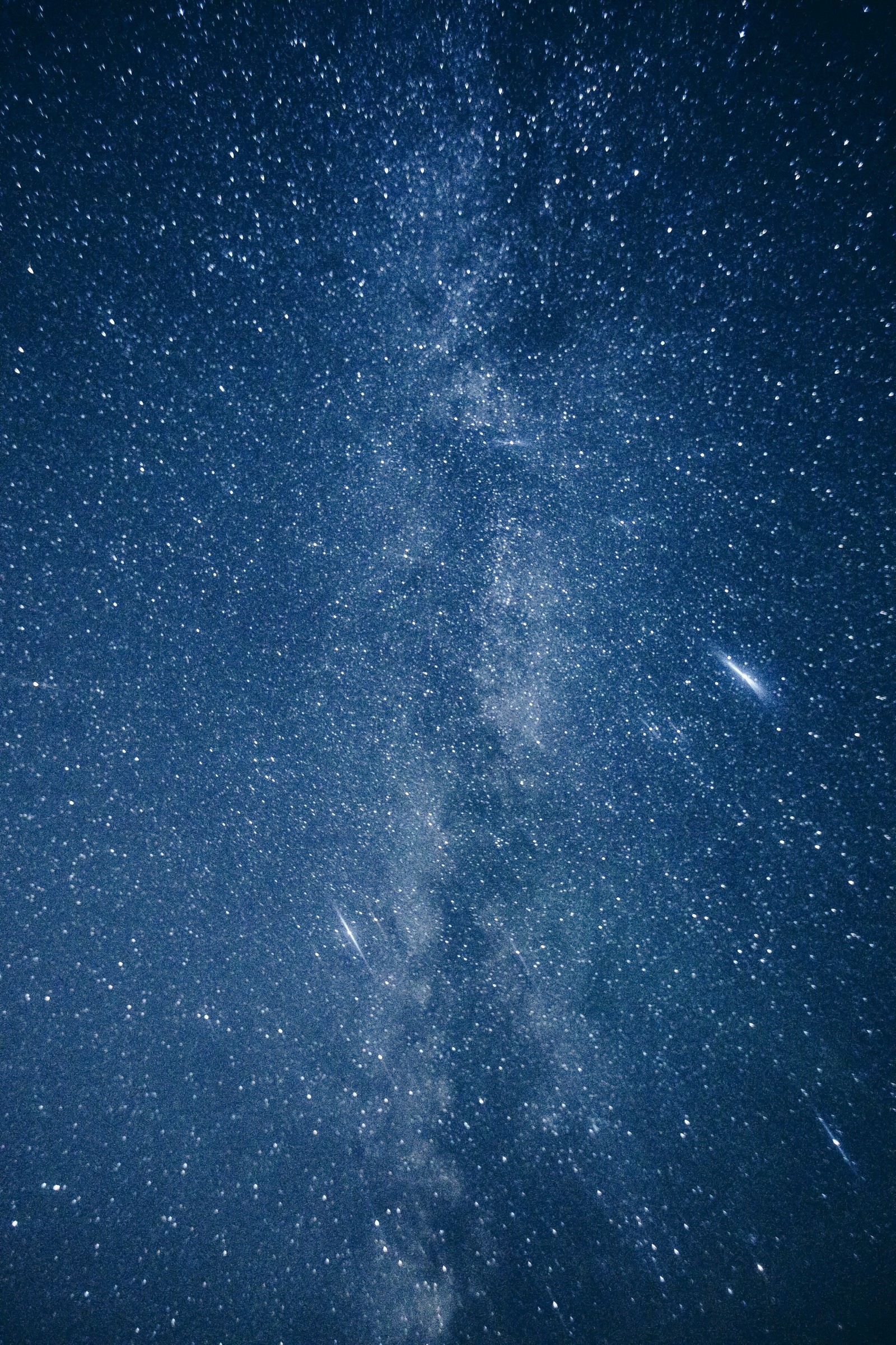 Um céu estrelado com algumas estrelas e um único objeto no meio (atmosfera, universo, azul, espaço sideral, galáxia)