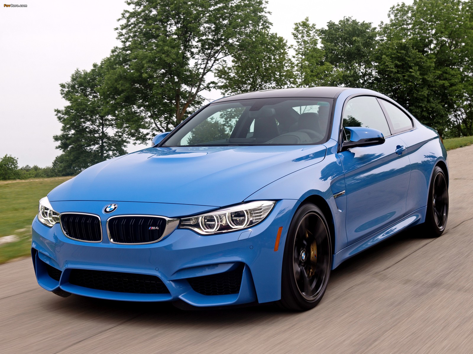 Крупный план синего bmw m4, едущего по дороге (машина, bmw, bmw m3, переворот, колесо)