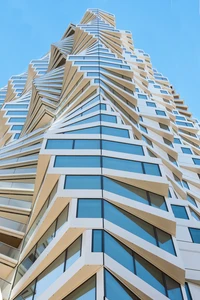 Fachada contemporánea impactante de condominio con diseño geométrico