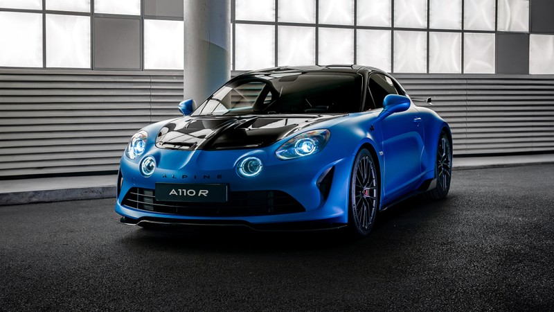 Синий спортивный автомобиль припаркован перед зданием (alpine a110 r turini, 2024, спортивный автомобиль, 5k, машины)