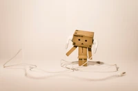 Danbo desfrutando de música: uma animação criativa de papelão