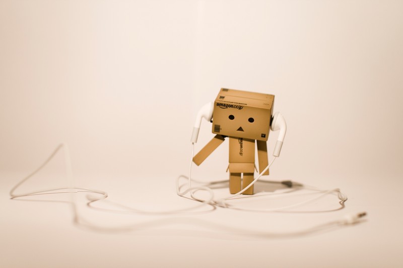 Картонный робот в наушниках на белой поверхности (данбо, danbo, бумага, анимация, картон)