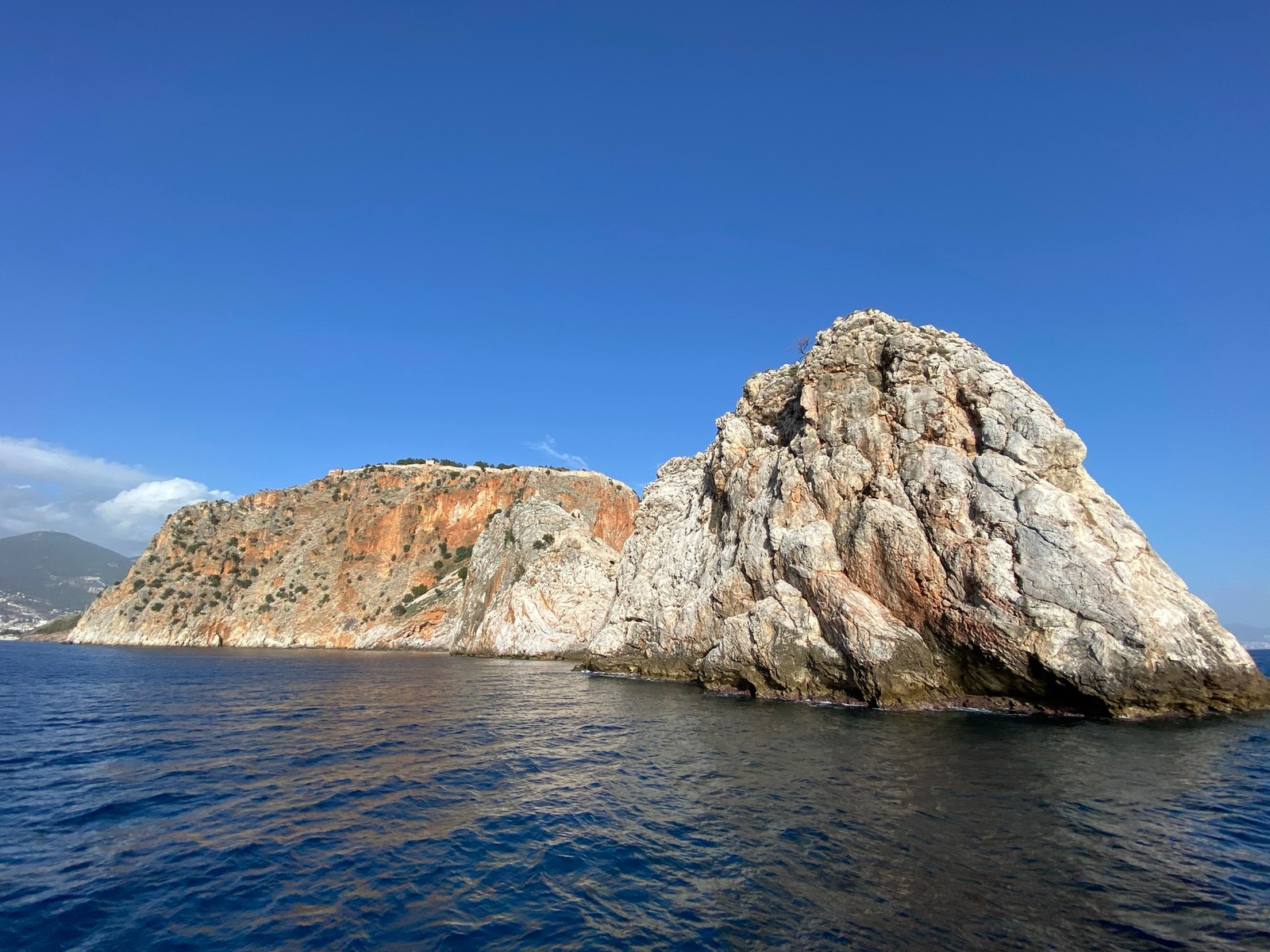 Hay una gran roca en medio del océano (agua, paisaje natural, roca madre, lago, cauce)