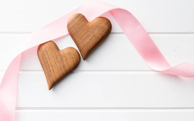 Corazones de madera y cinta rosa: Un toque de romance