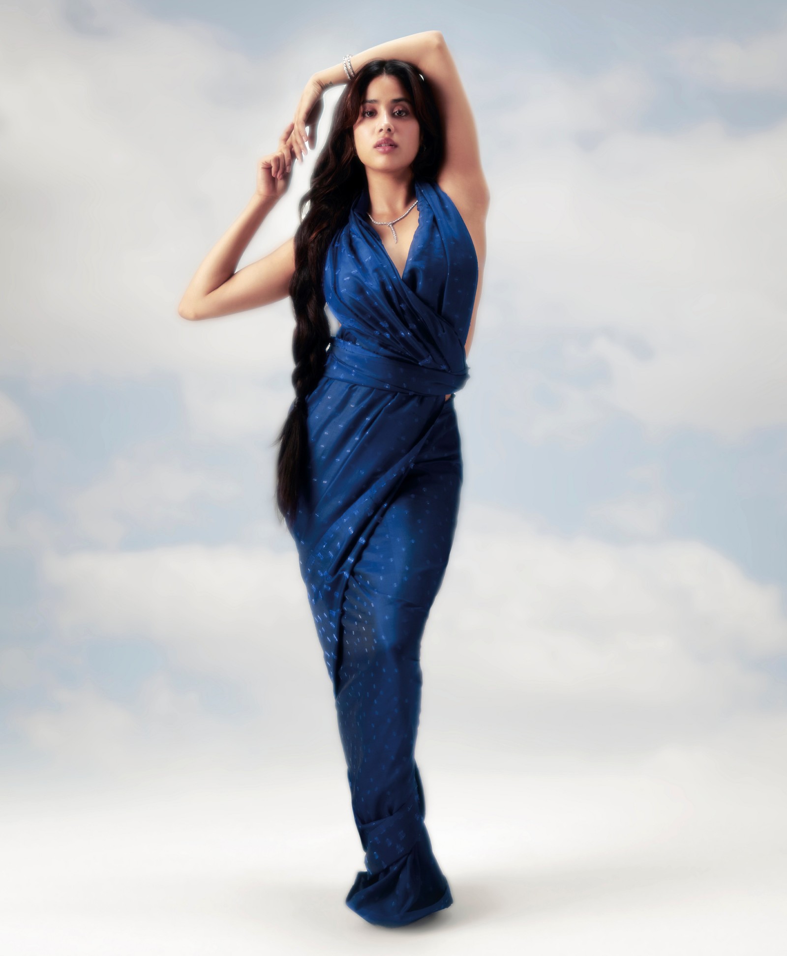 Eine arabische frau in einem blauen kleid posiert für ein foto (janhvi kapoor, fotoshooting, elle magazin, sari, saree)