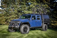 2021 Jeep Gladiator Top Dog Concept com suporte para bicicleta em ambiente natural