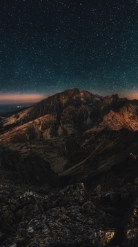 Nuit étoilée sur des montagnes majestueuses