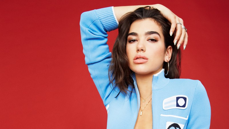 Женщина в синем жакете позирует для фотографии (дуа липа, dua lipa, красный фон, музыка, обои 4k)