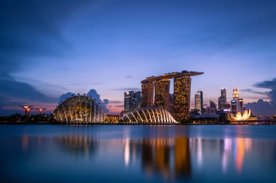 Удивительный вечерний городской пейзаж Marina Bay Sands и горизонта Сингапура