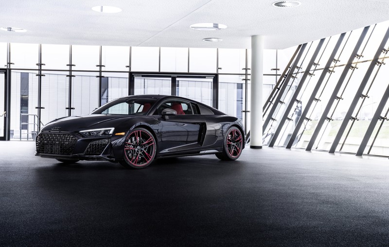 Крупный план черного спортивного автомобиля в большом помещении (audi r8 rwd panther edition, 2021, 5k, 8k, машины)