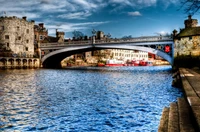 Serenidad reflexiva: una vista impresionante del río York, el puente y la arquitectura histórica