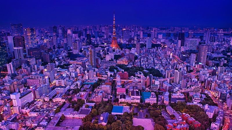 Аэрофотосъемка города ночью с голубым небом (токио, tokyo, токийская башня, tokyo tower, город)