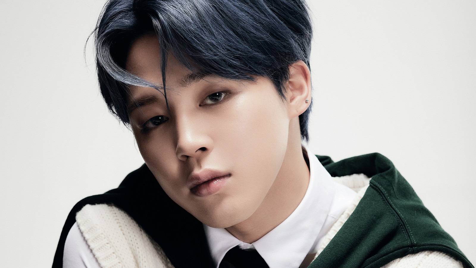 Imagem árabe de um homem com gravata e colete (jimin, 지민, park ji min, 박지민, bangtan boys)