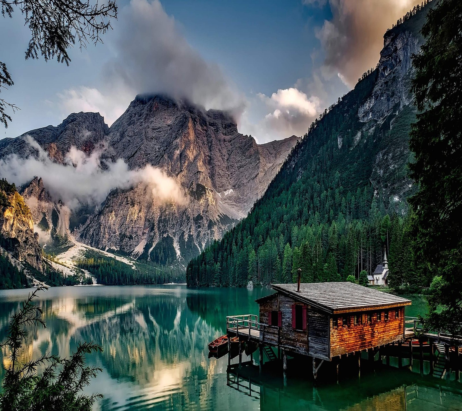 Una cabaña de madera en un lago con montañas de fondo (genial, lindo, encantador, fondo de pantalla)