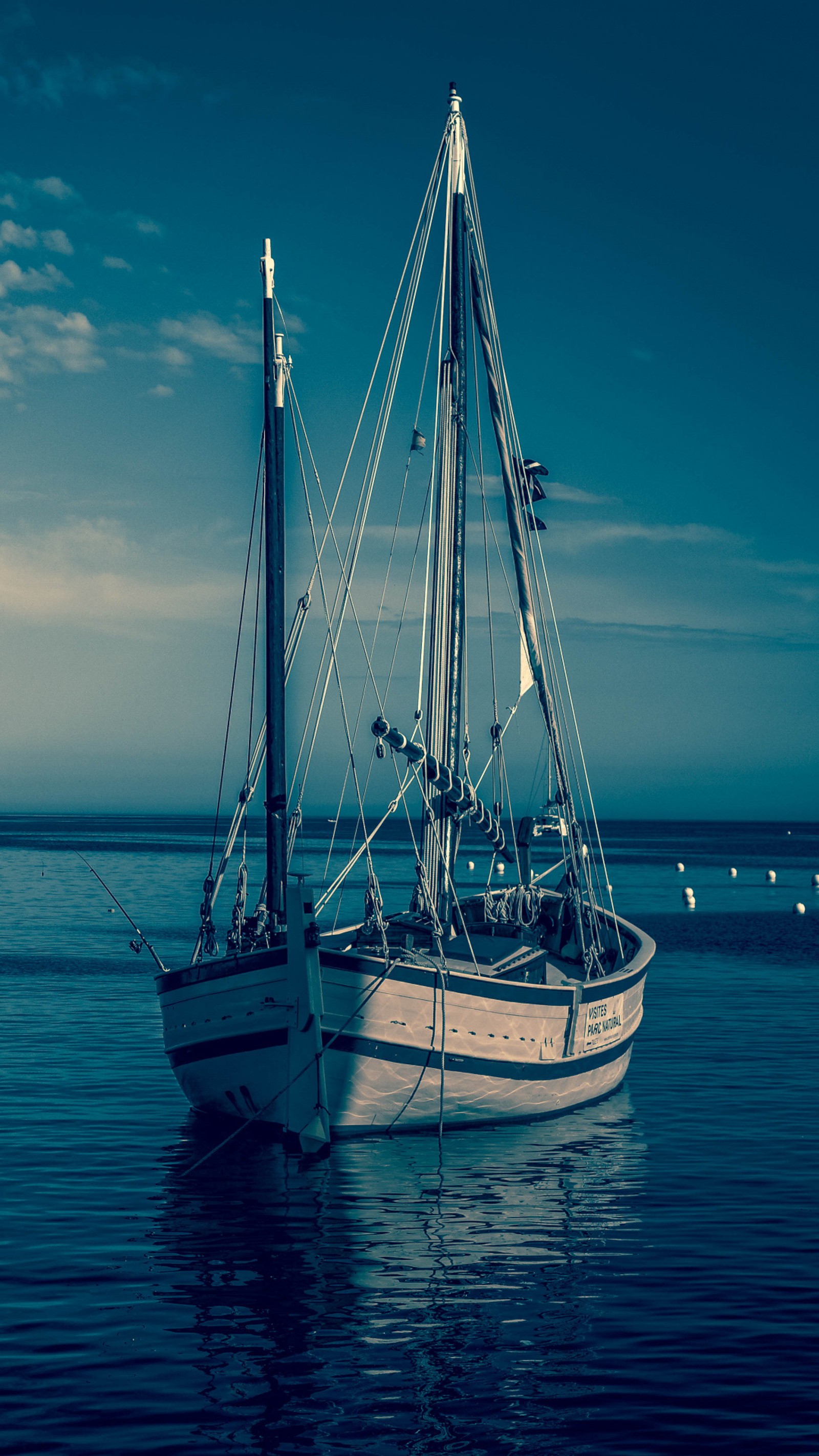 Há dois barcos que estão na água (abej, beograd, barco, nuvem, mar)