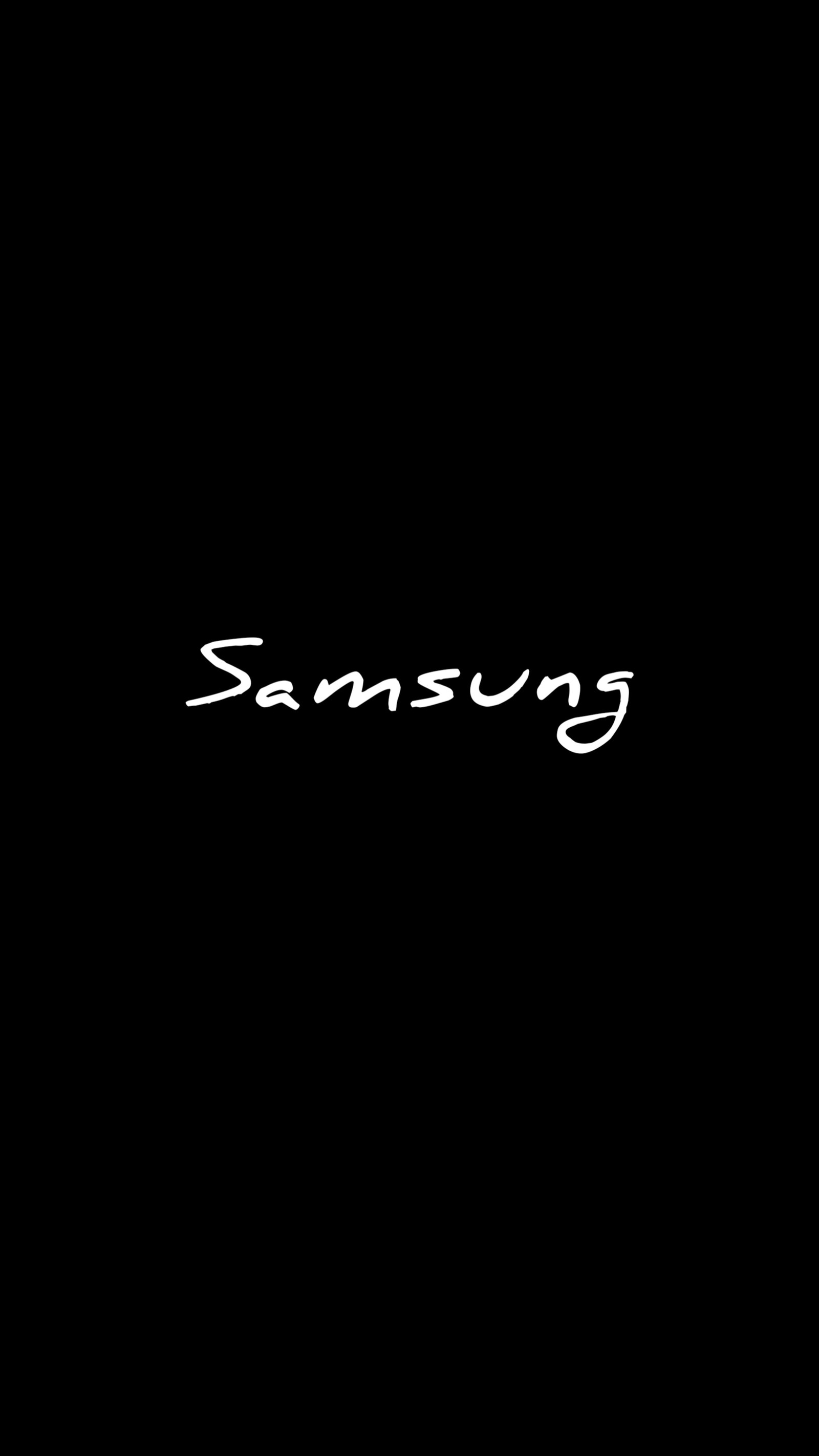 Um close de um celular com a palavra samsung escrita nele (preto e branco, samsung)