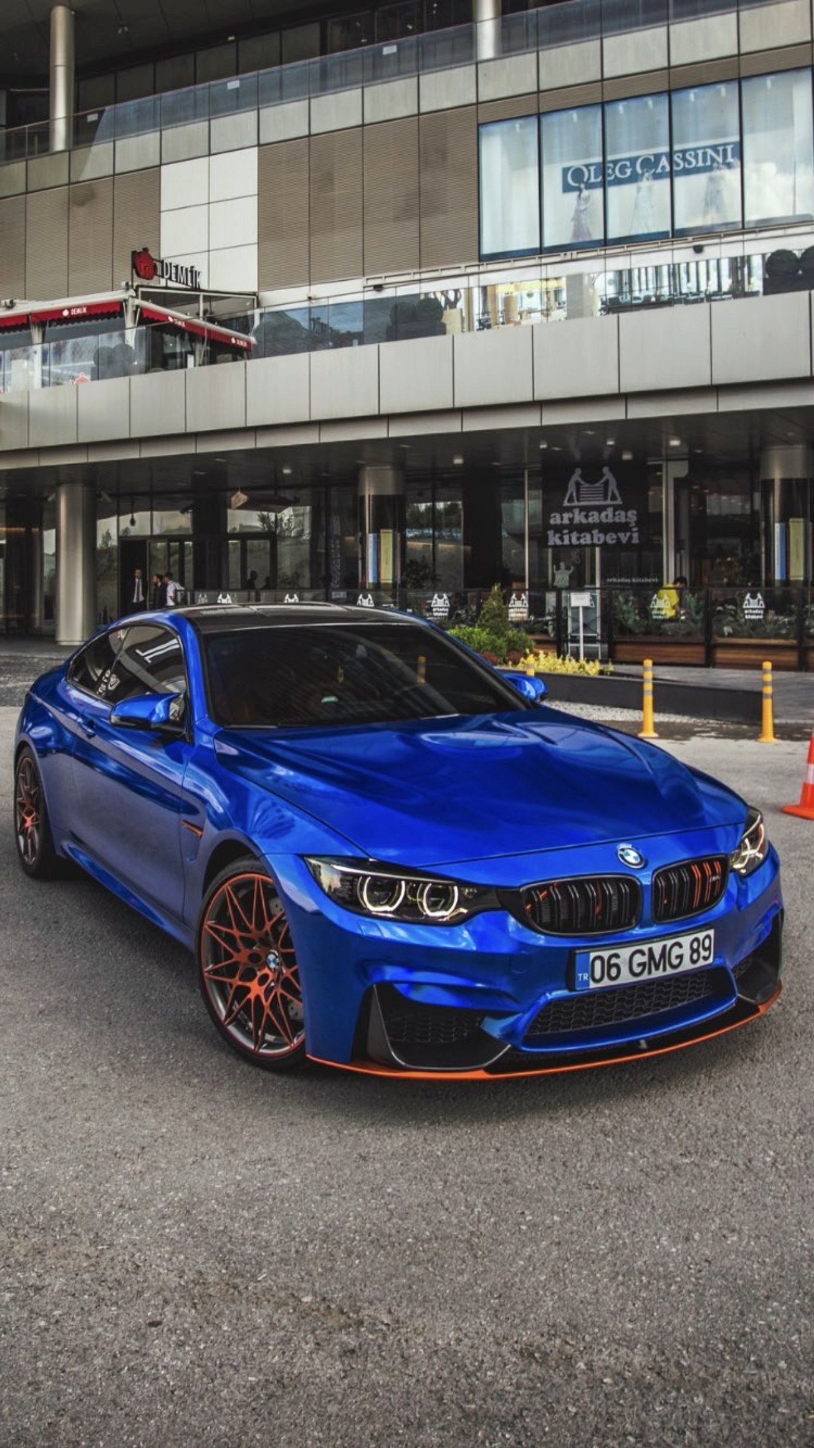 Bmw m4 azul árabe estacionado frente a un edificio (azul, ajuste, deporte, coches, 2017)