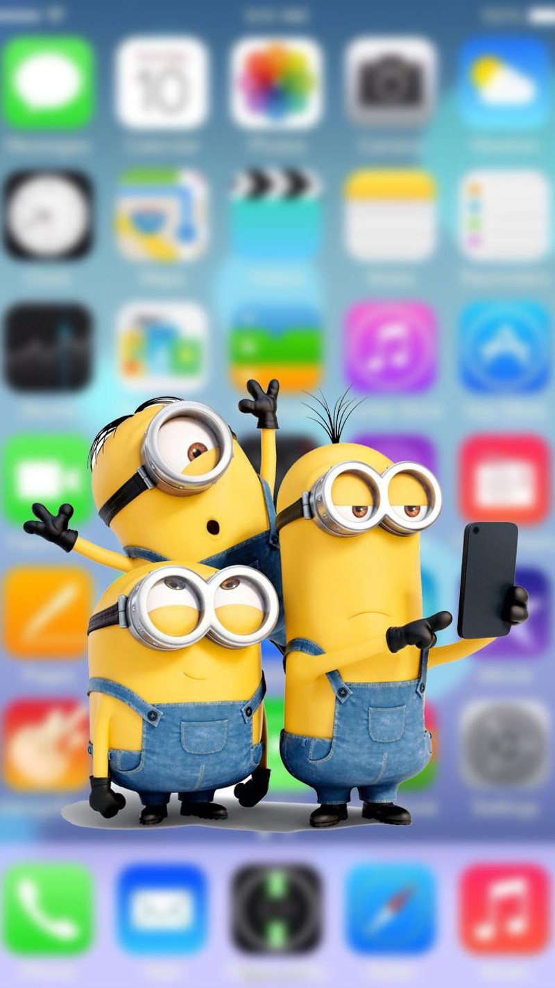 Двое миньонов стоят рядом с поднятыми руками (миньоны, minions, iphonelook, улыбка)