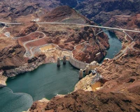 Impresionante vista aérea de una presa moderna rodeada de paisajes escarpados