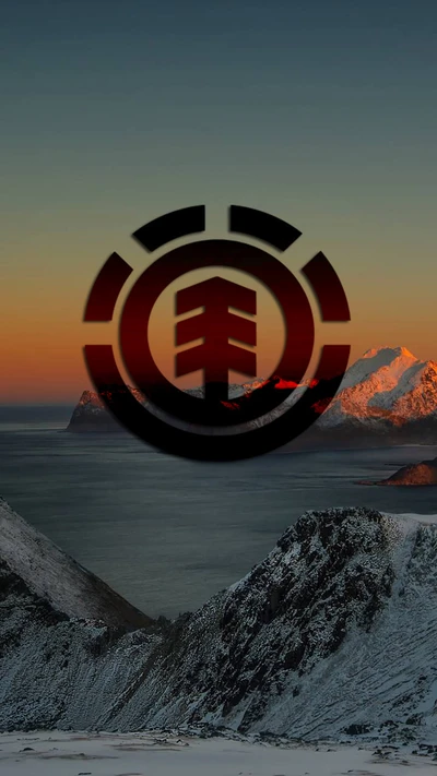 Logo d'élément contre un paysage de montagne enneigé au coucher du soleil