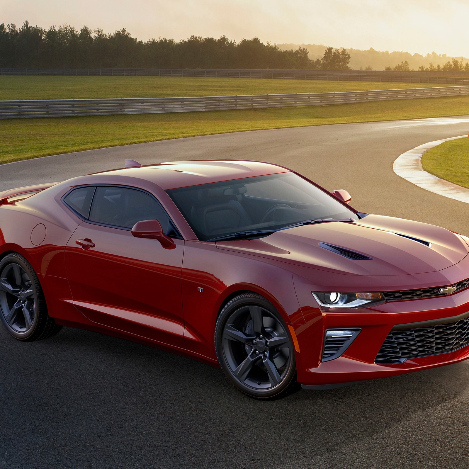 Um chevrolet camaro vermelho dirigindo em uma pista ao pôr do sol (carro, camaro, chevrolet, chevy)