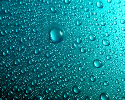 Blaue Oberfläche mit Wassertropfen