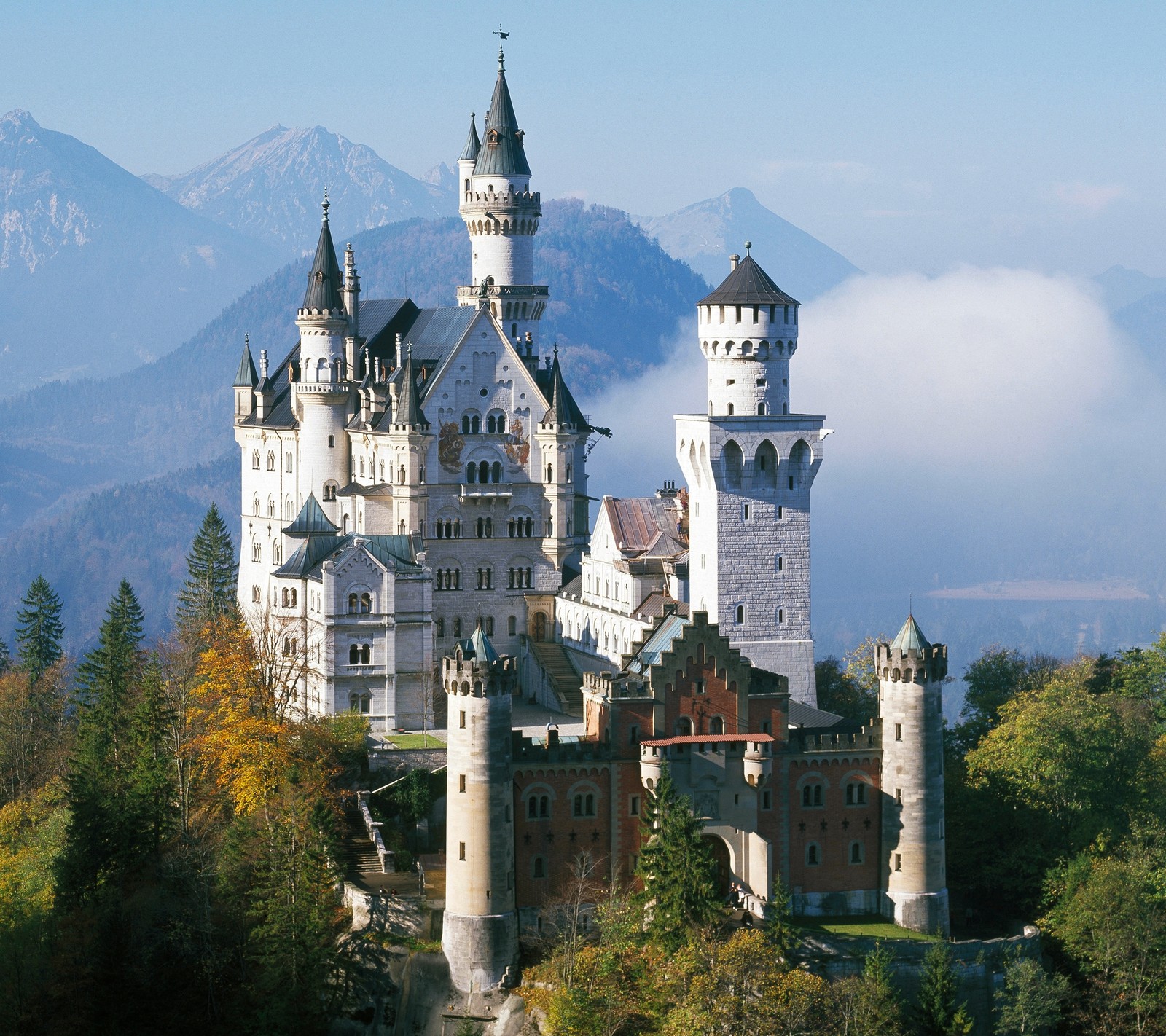 Arabische burg mit einem turm und einer spitze darauf (gebäude, burg, europäisch, palast)