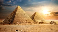 Las grandes pirámides de Giza al atardecer: un majestuoso monumento antiguo