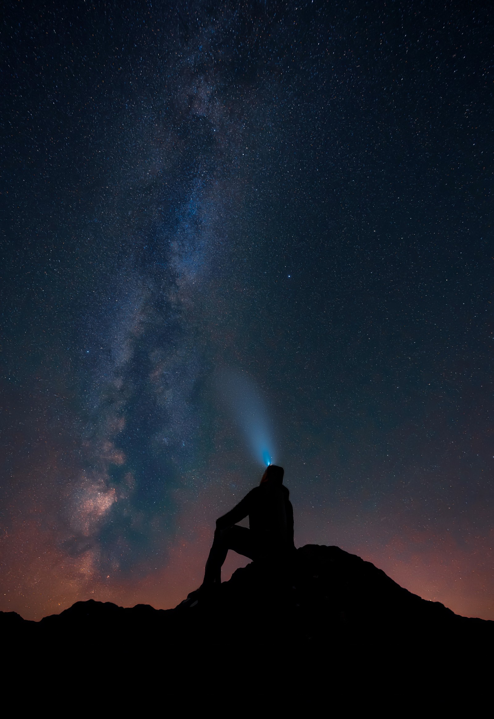 Homem árabe sentado em uma pedra olhando para o céu noturno (estrela, espaço, natureza, atmosfera, nuvem)