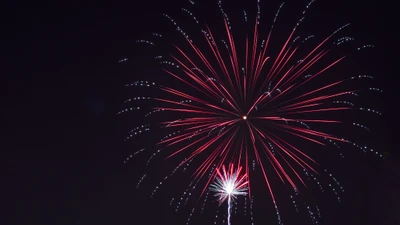 Fogos de artifício vibrantes iluminando o céu noturno durante uma celebração de festival