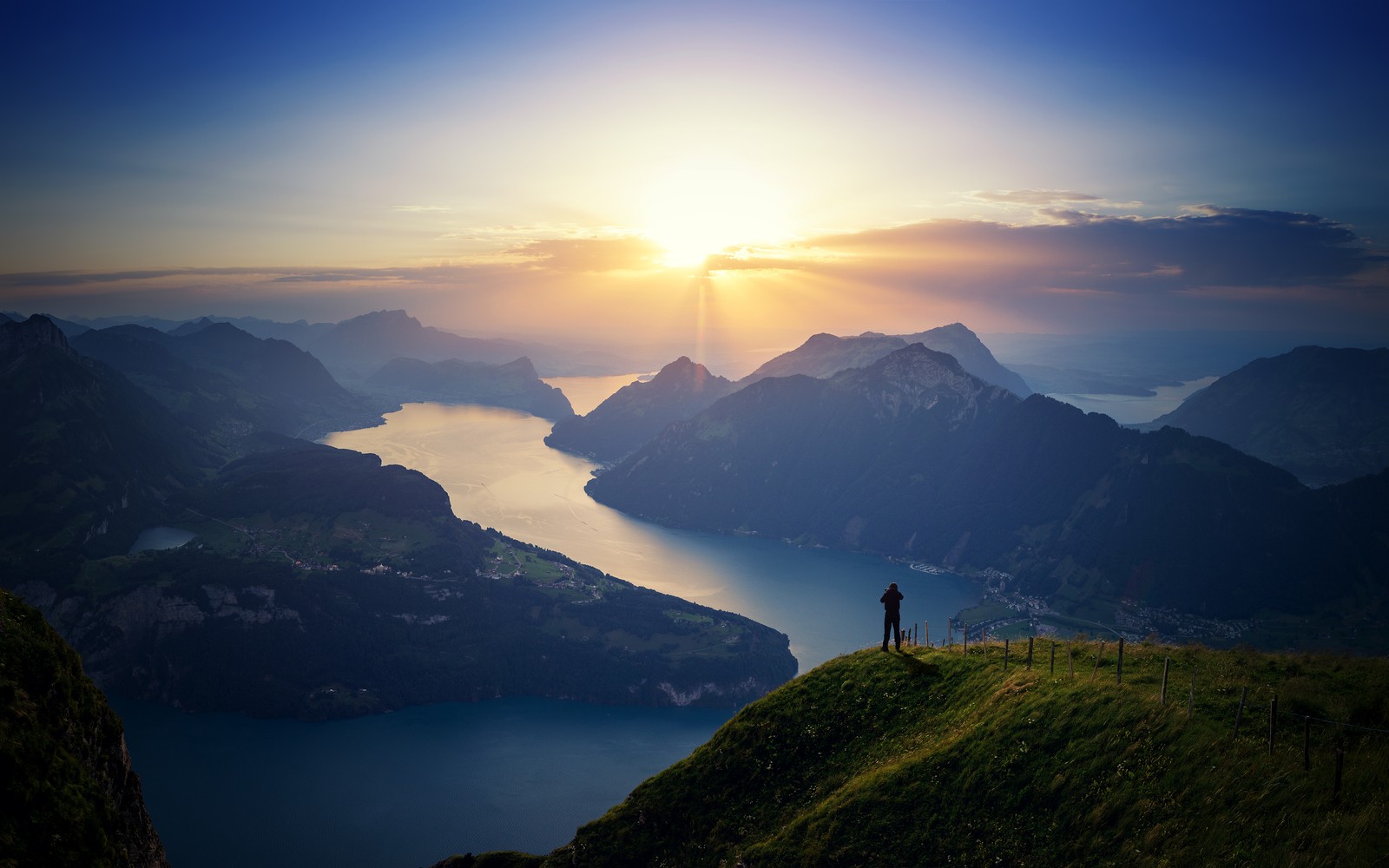 Eine person steht auf einem hügel mit blick auf einen see und berge (alpen, deutschland, natur, wolke, wasser)