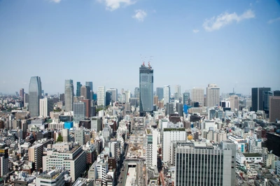 Paysage urbain vibrant avec des gratte-ciel imposants et une ligne d'horizon urbaine dynamique sous un ciel bleu clair.