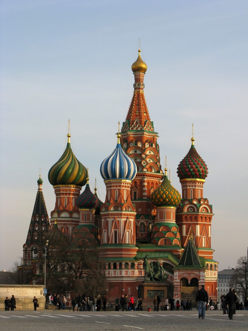 Здание с куполами и часами на вершине (собор святого василия, saint basils cathedral, красная площадь, собор, достопримечательность)