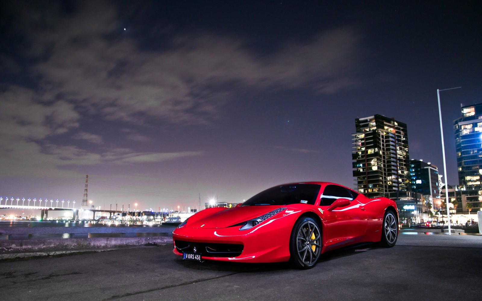 Une voiture de sport rouge garée devant un horizon de ville (ferrari f430, voiture, laferrari, voiture de sport, supersportive)