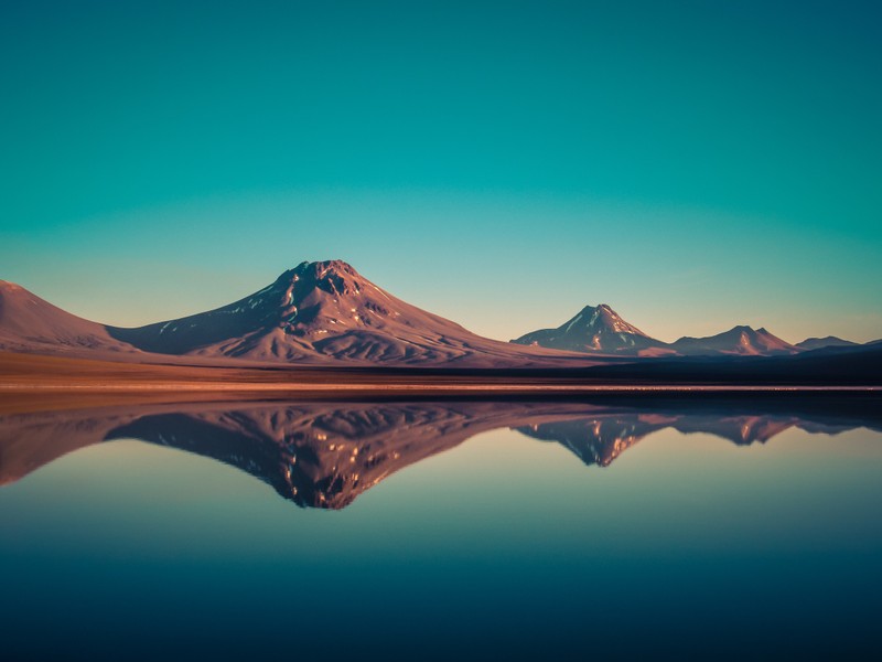 Вид на гору с озером на переднем плане (laguna lejia, сольное озеро, чили, chile, горы)