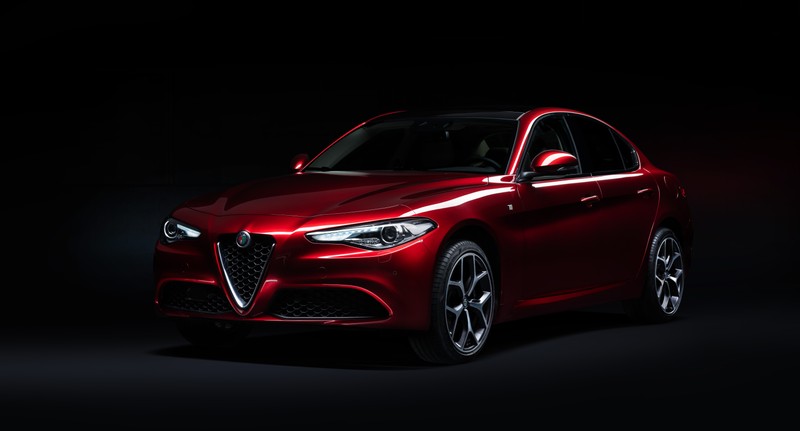 Новый альфа-седан показан в темной комнате (альфа ромео джулия, alfa romeo giulia, тёмный фон, 2021, 5k)