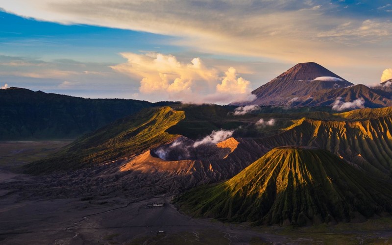 Вид на группу гор с несколькими облаками (гора бромо, mount bromo, вулкан, гора, возвышенность)