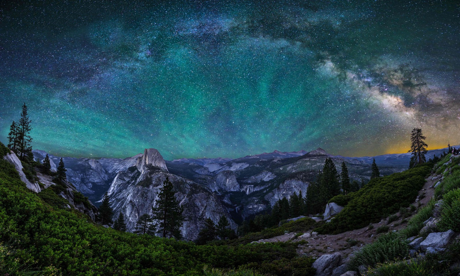 Uma vista da via láctea sobre as montanhas (glacier point, natureza, aurora, montanha, atmosfera)