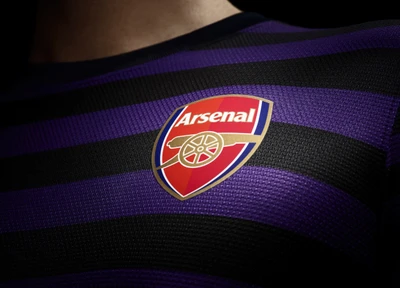 Maillot Arsenal FC avec logo sur fond rayé